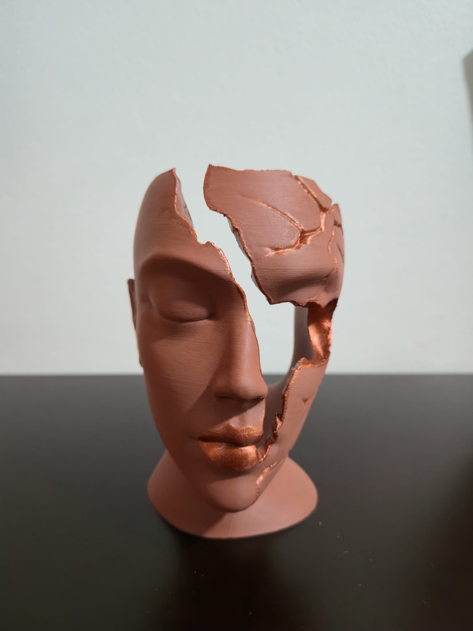 3D Декоративна Скулптура Скршено Лице – Модерна Уметност со Метален Ефект