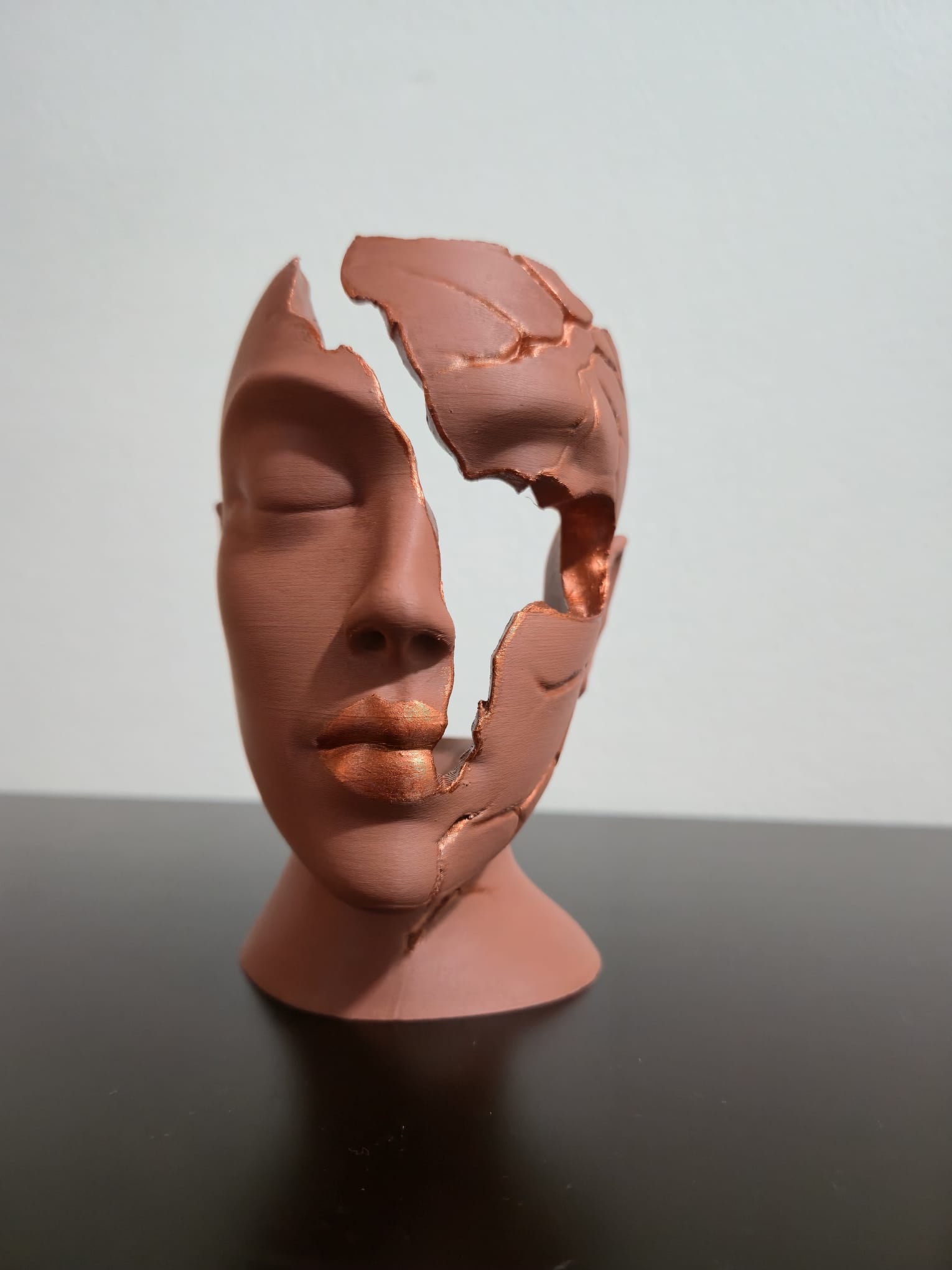 3D Декоративна Скулптура Скршено Лице – Модерна Уметност со Метален Ефект